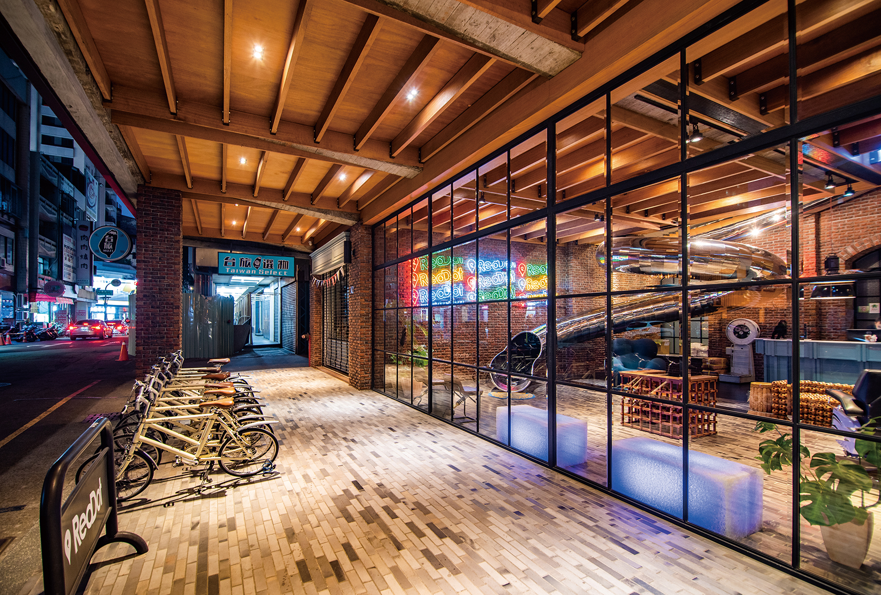 Red dot hotel