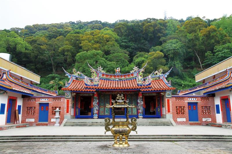 A traditional Chinese temple with intricate red and blue tiled roofs