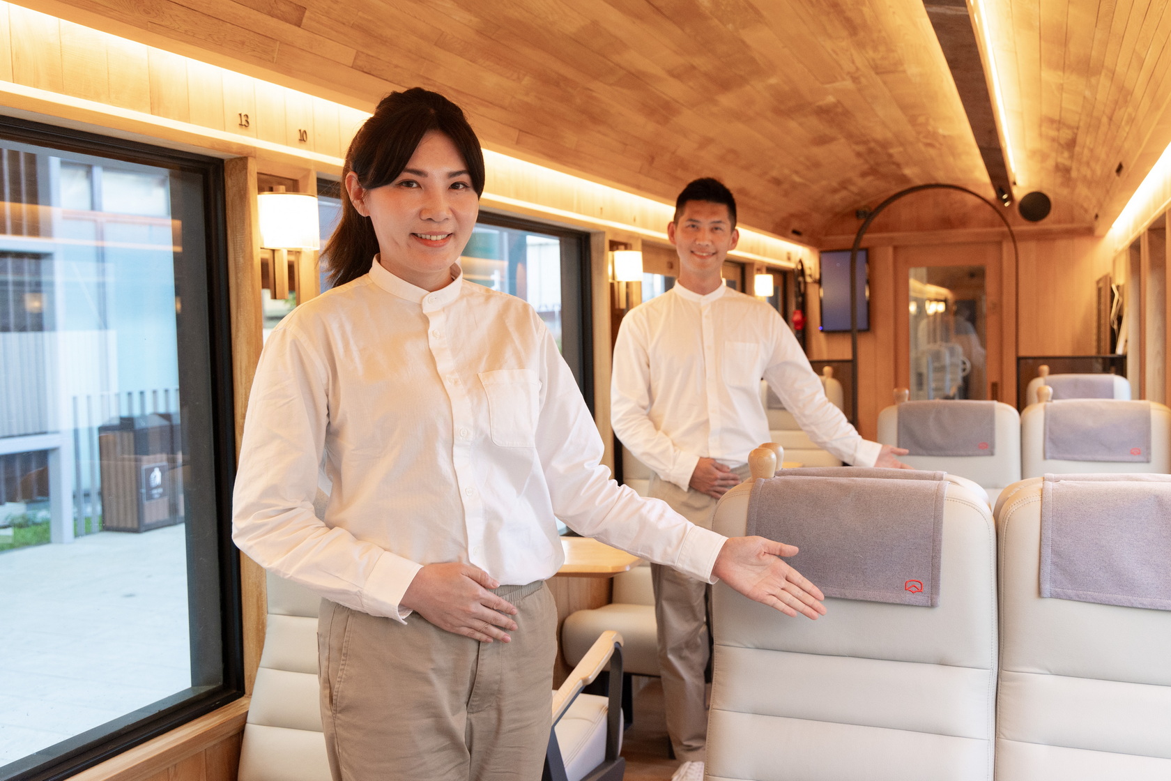 列車配有4位車服務人員，提供專屬高規格桌邊服務