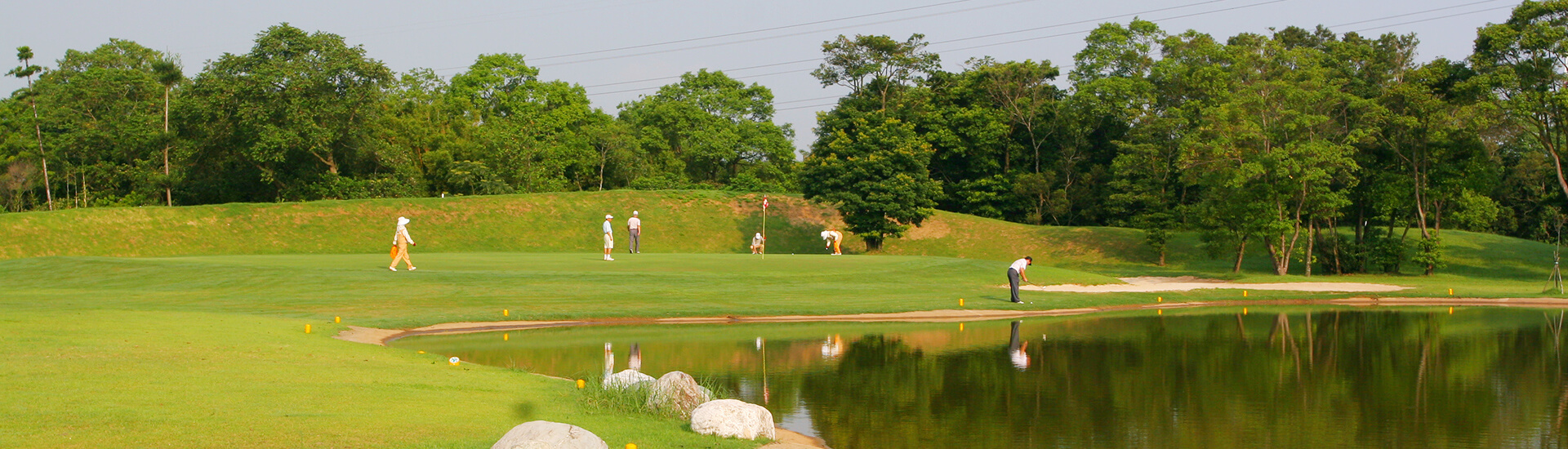 Golf Club Lake Crowd